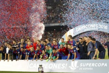  Los jugadores del FC Barcelona posan con el trofeo tras vencer por 3-0 al Sevilla FC en el partido de vuelta de la Supercopa de España