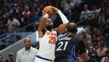 Guerschon Yabusele lanza a canasta, defendido por Daniel Gafford, durante un Knicks-Mavericks de noviembre.