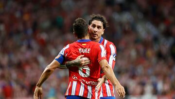 MADRID, 25/08/2024.- El centrocampista del Atlético Koke Resurrección (i) celebra tras marcar el segundo gol ante el Girona, durante el partido de la segunda jornada de Liga de Primera División que Atlético de Madrid y Girona disputan esta tarde en el Civitas Metropolitano, en Madrid. EFE/Mariscal