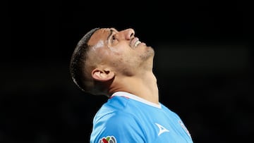 AME8508. CIUDAD DE MÉXICO (MÉXICO), 08/02/2025.- Georgios Giakoumakis de Cruz Azul se lamenta este sábado, durante un partido por la jornada 6 del Torneo clausura 2025 entre Cruz Azul y Pachuca en el Estadio Olímpico Universitario en Ciudad de México (México). EFE/ José Méndez