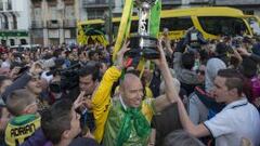 El capit&aacute;n L&oacute;pez, con la Copa entre el gent&iacute;o.