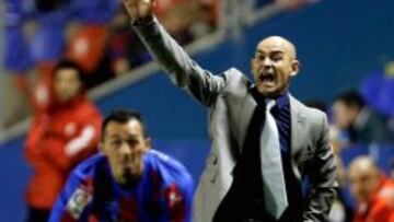 El entrenador del Rayo Vallecano, Paco Jémez, durante el partido de vuelta de los octavos de final de la Copa del Rey ante el Levante, disputado esta noche en el estadio Ciutat de Valencia.