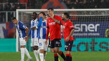 PAMPLONA, 08/12/2024.- Los jugadores de Osasuna, el croata Ante Budimir y Rubén García, tras conseguir el primer gol osasunista durante el encuentro correspondiente a la jornada 16 de LaLiga EA Sports que disputan Osasuna y el Alavés en el Estadio El Sadar de Pamplona. EFE/ Villar López