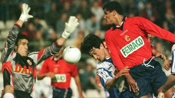 BAR01:SPORT-SOCCER:BARCELONA,SPAIN,15MAR97 - Deportivo&#039;s Brazilian midfilder Rivaldo (R) battles for the ball with Espanyol&#039;s midfilder Jose Pacheta (C) and goalkeeper Toni Gimenez before  Deportivo&#039;s Moroccan defender Noureddine Naybet sco