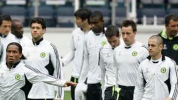 <b>ENSAYO. </b>El Chelsea, con Drogba al frente, ayer en el Sukru Saracoglu.