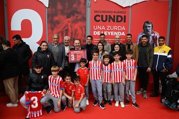 Cundi posa con componentes de la actual plantilla del Sporting y canteranos de Mareo.