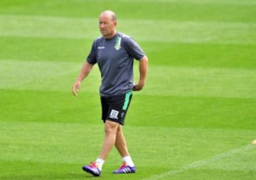 Gabriel Humberto Calder?¨®n sustituy¨®? a Pepe Mel en el Betis en enero de 2014 y no fue capaz de mejorar la situaci?¨®n del club andaluz, descendiendo a Segunda Divisi¨®?n al final de temporada.