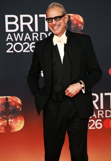 Jeff Goldblum posa en la alfombra roja. 
