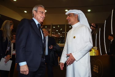 El Vicepresidente de Aspire Zone Tareq al-Nehmeh charla con Florentino Pérez.
