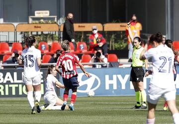 La futbolista sevillana cortó la carrera de Ludmila que iba a encarar a Misa. La colegiada Acevedo Dudley mostró la tarjeta roja y dejó al Real Madrid con una menos en el minuto 12.