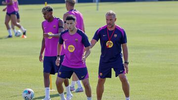 Flick, con Bardghji, el flamante fichaje del Barça, en un entrenamiento.