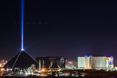 El Hotel Luxor tiene el haz de luz vertical más brillante del mundo, conocido como el "Sky Beam". Se dice que es visible desde el espacio.