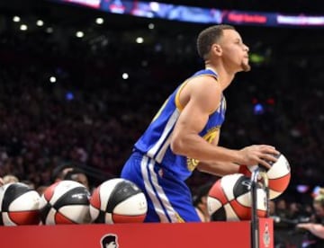 El mejor tirador del mundo mira al aro: Stephen Curry en acción.