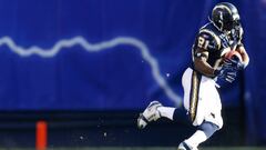 SAN DIEGO - DECEMBER 31: Running Back  LaDainian Tomlinson #21 of the San Diego Chargers rushes the ball against the Arizona Cardinals at Qualcomm Stadium on December 31, 2006 in San Diego, California. The Chargers won 27-20.(Photo by Rob Tringali/Sportschrome/Getty Images)