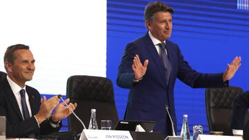 Lord Sebastian Coe celebra su reelección como presidente de la IAAF en el 52º Congreso del organismo en el Sheraton Grand Doha Resort & Convention Hotel de Doha, Qatar.