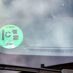 El ‘truco’ para cambiar la etiqueta DGT de tu coche: así puedes saber si tu vehículo puede pasar de la B a la C