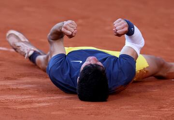 Alcaraz celebra su primer título en Roland Garros. 