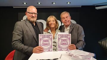 Antonio Pacheco y Tomás Guasch junto a Montse, la mujer de este último, con el libro 'Zidanes y Cargoles.