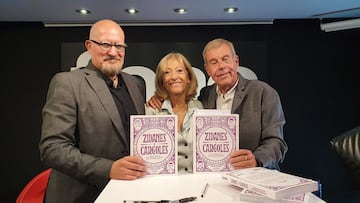 Antonio Pacheco y Tomás Guasch junto a Montse, la mujer de este último, con el libro 'Zidanes y Cargoles.