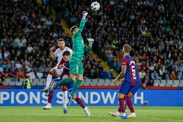 Ter Stegen bloquea un balón.
