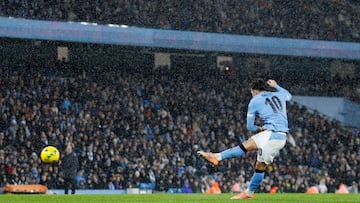 Soccer Football - Carabao Cup - Quarter Final - Manchester City v Brentford - Etihad Stadium, Manchester, Britain - December 17, 2025 Manchester City's Rayan Cherki scores their first goal Action Images via Reuters/Jason Cairnduff EDITORIAL USE ONLY. NO USE WITH UNAUTHORIZED AUDIO, VIDEO, DATA, FIXTURE LISTS, CLUB/LEAGUE LOGOS OR 'LIVE' SERVICES. ONLINE IN-MATCH USE LIMITED TO 120 IMAGES, NO VIDEO EMULATION. NO USE IN BETTING, GAMES OR SINGLE CLUB/LEAGUE/PLAYER PUBLICATIONS. PLEASE CONTACT YOUR ACCOUNT REPRESENTATIVE FOR FURTHER DETAILS..