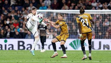 Lejeune y Fede Valverde en un lance del partido.