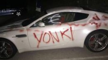 Uno de los vehículos que fueron atacados por los hinchas del Cádiz.