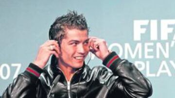 <b>MILLONARIOS. </b>Cristiano Ronaldo, junto a Kaká en la Gala del FIFA World Player, aseguró que tanto él como el brasileño valen 100 millones de euros.