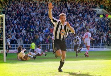 Máximo goleador histórico de la Premier League con 260 durante su paso por el Southampton F.C., Blackburn Rovers y Newcastle United. Considerado uno de los mejores delanteros de la historia del fútbol. En sus vitrinas 'únicamente' tiene la Premier conseguida en 1995 con el Blackburn Rovers, pero a pesar de ello su legado es histórico. 