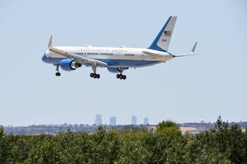 El presidente de los Estados Unidos ha aterrizado en la base aérea de Torrejón de Ardoz para acudir a la cumbre de la OTAN. Biden ha llegado a España en su avión Air Force One, blindado incluso ante una explosión nuclear y capaz de repostar desde el aire. El presidente estadounidense ha sido recibido por el rey Felipe VI al bajar del avión.