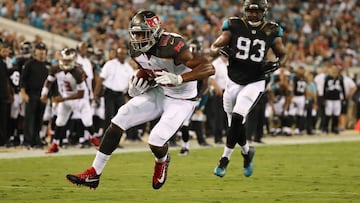 JACKSONVILLE, FL - AUGUST 17: O.J. Howard #80 of the Tampa Bay Buccaneers runs for yardage during a preseason game against the Jacksonville Jaguars at EverBank Field on August 17, 2017 in Jacksonville, Florida. (Photo by Sam Greenwood/Getty Images)