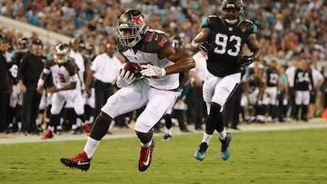 JACKSONVILLE, FL - AUGUST 17:  O.J. Howard #80 of the Tampa Bay Buccaneers runs for yardage during a preseason game against the Jacksonville Jaguars at EverBank Field on August 17, 2017 in Jacksonville, Florida.  (Photo by Sam Greenwood/Getty Images)