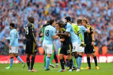 Los jugadores de ambos equipos se despiden al finalizar la semifinal de la FA Cup en Wembley.