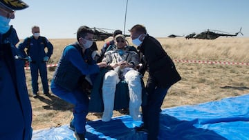 Zhezkazgan (Kazakhstan), 17/04/2020.- A handout photo made available by Roscosmos shows ground personnel carrying NASA astronaut Andrew Morgan shortly after landing of the Soyuz MS-15 space capsule in a remote area outside Zhezkazgan, Kazakhstan, 17 April