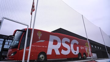 29-03-25. IMAGEN DEL AUTOCAR DEL SPORTING SALIENDO DE MAREO.