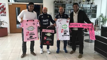 The unveiling of the new Sport Boys pink kit for their 90th anniversary, with Sampaoli, who coached them in 2003, helping out.