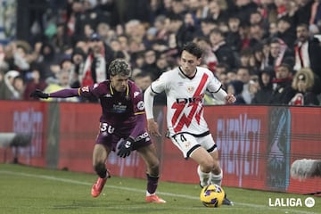 El jugador asturiano se va haciendo un hueco en el equipo de I?igo Prez. Tuvo que salir en el lugar de Unai Lpez e hizo un buen partido. De hecho, rond el gol con dos buenos disparos lejanos. Adems, sus pases filtrados fueron un quebradero de cabeza para la defensa rival.
