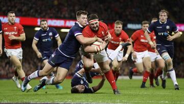 Wyn Jones es placado por Huw Jones during el partido del NatWest Six Nations entre Gales y Escocia.