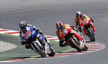 Entre los pilotos españoles también han existido (y existen) piques dentro del asfalto. Uno de los duelos más sonados es el de Márquez y Lorenzo, pero el piloto nacido en Sabadell, Dani Pedrosa, en los últimos años se ha unido a este duelo de españoles. 