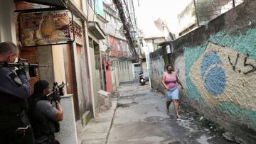 Policemen aim their weapons during an operation against drug dealers in Jacarezinho slum in Rio de Janeiro, Brazil May 6, 2021. REUTERS/Ricardo Moraes