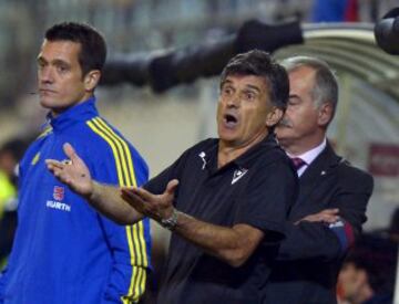 El entrenador del Eibar José Luis Mendilibar reacciona a una acción del partido.