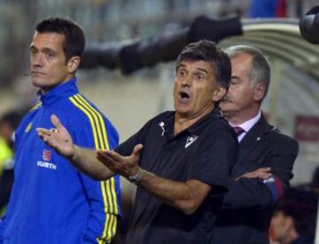 El entrenador del Eibar Jos¨¦ Luis Mendilibar reacciona a una acci¨®n del partido.