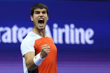 Carlos Alcaraz llega a las primeras semifinales de Grand Slam de su carrera, tras vencer en un histórico partido de cuartos frente a Jannik Sinner. El partido ha acabado 6-3, 6-7(7), 6-7(0), 7-5, 6-3.