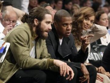  Jay-Z (C), junto a su novia y cantante Beyonce (D) y el actor Jake Gyllenhaal (I).
