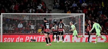 0-1. Error de la defensa del Mallorca en su área. Mojica y Valjent dudan en el despeje, lo hace el cafetero, rebota en el eslovaco y el balón suelto lo aprovecha Ferran Torres para superar a Leo Román.