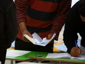 ¿Puedo votar si llega la hora límite y me encuentro esperando en mi fila? Así funciona el cierre de mesas