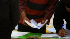 ¿Puedo votar si llega la hora límite y me encuentro esperando en mi fila? Así funciona el cierre de mesas