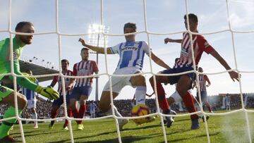 Guido Carrillo marca al Atlético.