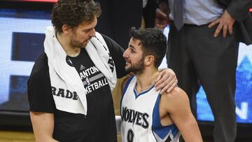 Pau Gasol y Ricky Rubio se saludan tras el cómodo triunfo de los Spurs en Minnesota.