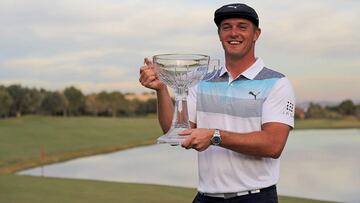Bryson DeChambeau posa con el trofeo de campeón del Shriners Hospitals for Children Open en el TPC Summerlin de Las Vegas, Nevada.